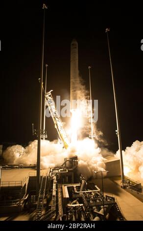 Northrop Grumman Antares CRS-10 Start die Northrop Grumman Antares Rakete startet mit Cygnus-Nachversorgung an Bord von Pad-0A, Samstag, 17. November 2018, in der NASA Wallops Flight Facility in Virginia. Northrop Grummans 10. Vertraglich vereinbarte Frachtnachversorgung Mission für NASA zur Internationalen Raumstation wird rund 7,400 Pfund Wissenschaft und Forschung, Crew-Lieferungen und Fahrzeug-Hardware an das Orbitallabor und seine Crew liefern. Stockfoto