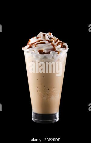 Karamell Milchshake isoliert auf schwarzem Hintergrund Stockfoto