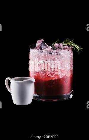 Espresso Tonic mit Kirschsaft isoliert auf schwarzem Hintergrund Stockfoto