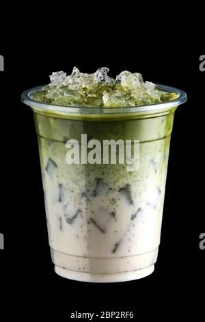 Iced Matcha Tee und zerkleinert Eis in Take Away Tasse isoliert auf schwarzem Hintergrund Stockfoto