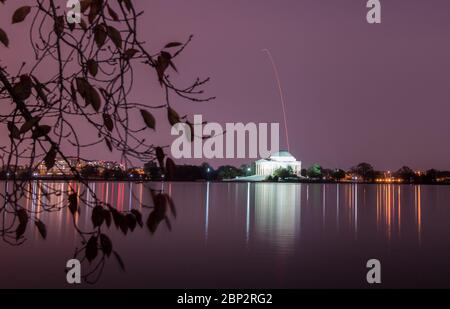 Northrop Grumman Antares CRS-10 Start die Northrop Grumman Antares Rakete mit Cygnus-Nachversorgung an Bord, wird über dem Thomas Jefferson Memorial in Washington, DC in dieser langen Belichtung gesehen, wie es von Pad-0A, Samstag, 17. November 2018 an der NASA Wallops Flight Facility in Virginia startet. Northrop Grummans 10. Vertraglich vereinbarte Frachtnachversorgung Mission für NASA zur Internationalen Raumstation wird rund 7,400 Pfund Wissenschaft und Forschung, Crew-Lieferungen und Fahrzeug-Hardware an das Orbitallabor und seine Crew liefern. Stockfoto