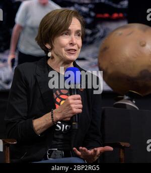 Mars Insight Social Media Briefing Sue Smrekar, Insight stellvertretender Hauptaktivist der NASA JPL, spricht über Mars Insight während eines Social Media Briefings am Sonntag, 25. November 2018 im Jet Propulsion Laboratory der NASA in Pasadena, Kalifornien. Insight, kurz für Innere Erkundung mit seismischen Untersuchungen, Geodäsie und Wärmetransport, ist ein Marslander, der den "inneren Raum" des Mars untersuchen soll: Seine Kruste, Mantel und Kern. Insight soll am 26. November um etwa Mittag PST (15 Uhr EST) auf dem Roten Planeten aufsetzen. Stockfoto