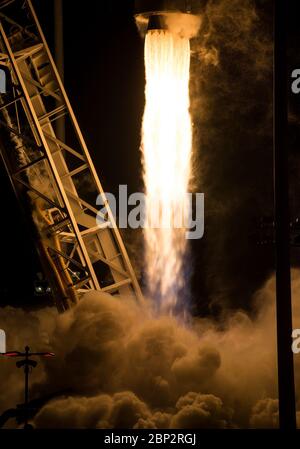 Northrop Grumman Antares CRS-10 Start die Northrop Grumman Antares Rakete startet mit Cygnus-Nachversorgung an Bord von Pad-0A, Samstag, 17. November 2018, in der NASA Wallops Flight Facility in Virginia. Northrop Grummans 10. Vertraglich vereinbarte Frachtnachversorgung Mission für NASA zur Internationalen Raumstation wird rund 7,400 Pfund Wissenschaft und Forschung, Crew-Lieferungen und Fahrzeug-Hardware an das Orbitallabor und seine Crew liefern. Stockfoto