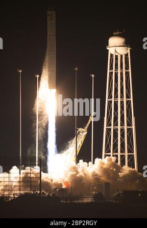 Northrop Grumman Antares CRS-10 Start die Northrop Grumman Antares Rakete startet mit Cygnus-Nachversorgung an Bord von Pad-0A, Samstag, 17. November 2018, in der NASA Wallops Flight Facility in Virginia. Northrop Grummans 10. Vertraglich vereinbarte Frachtnachversorgung Mission für NASA zur Internationalen Raumstation wird rund 7,400 Pfund Wissenschaft und Forschung, Crew-Lieferungen und Fahrzeug-Hardware an das Orbitallabor und seine Crew liefern. Stockfoto