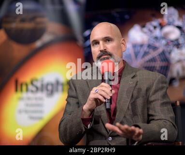 Mars Insight Social Media Briefing Tim Priser, Quality Director, Lockheed Martin Space spricht über Mars Insight während eines Social Media Briefings am Sonntag, 25. November 2018 im Jet Propulsion Laboratory der NASA in Pasadena, Kalifornien. Insight, kurz für Innere Erkundung mit seismischen Untersuchungen, Geodäsie und Wärmetransport, ist ein Marslander, der den "inneren Raum" des Mars untersuchen soll: Seine Kruste, Mantel und Kern. Insight soll am 26. November um etwa Mittag PST (15 Uhr EST) auf dem Roten Planeten aufsetzen. Stockfoto