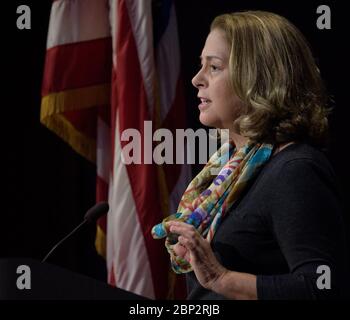 Mars Insight Pre-Landing Briefing Veronica McGregor, JPL Media Relations Manager, NASA JPL, moderiert ein Mars Insight Pre-Landing Briefing, Sonntag, 25. November 2018 im Jet Propulsion Laboratory der NASA in Pasadena, Kalifornien. Insight, kurz für Innere Erkundung mit seismischen Untersuchungen, Geodäsie und Wärmetransport, ist ein Marslander, der den "inneren Raum" des Mars untersuchen soll: Seine Kruste, Mantel und Kern. Insight soll am 26. November um etwa Mittag PST (15 Uhr EST) auf dem Roten Planeten aufsetzen. Stockfoto