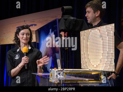 Mars Insight Social Media Briefing Annie Marinan, Marco-B Missio Manager, NASA JPL, links, und Andy Klesh, Marco Chief Engineer, NASA JPL, sprechen über Mars Cube One (Marco) während eines Social Media Briefings am Sonntag, 25. November 2018 im Jet Propulsion Laboratory der NASA in Pasadena, Kalifornien. Insight, kurz für Innere Erkundung mit seismischen Untersuchungen, Geodäsie und Wärmetransport, ist ein Marslander, der den "inneren Raum" des Mars untersuchen soll: Seine Kruste, Mantel und Kern. Insight soll am 26. November um etwa Mittag PST (15 Uhr EST) auf dem Roten Planeten aufsetzen. Stockfoto