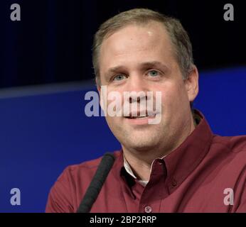 Mars Insight Post Landing Press Conference NASA Administrator Jim Bridenstine hält Bemerkungen während einer Mars Insight Post-Landing Pressekonferenz, Montag, 26. November 2018 im Jet Propulsion Laboratory der NASA in Pasadena, Kalifornien. Insight, kurz für Innere Erkundung mit seismischen Untersuchungen, Geodäsie und Wärmetransport, ist ein Marslander, der den "inneren Raum" des Mars untersuchen soll: Seine Kruste, Mantel und Kern. Stockfoto