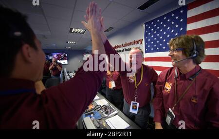 Mars Insight Landing Tom Hoffman, Insight Project Manager, NASA JPL, gibt anderen Mars Insight Teammitgliedern einen High-Five, nachdem er die Bestätigung erhalten hat, dass der Mars Insight Lander erfolgreich auf der Marsoberfläche landete, Montag, 26. November, 2018 im Mission Support-Bereich des Jet Propulsion Laboratory der NASA in Pasadena, Kalifornien. Insight, kurz für Innere Erkundung mit seismischen Untersuchungen, Geodäsie und Wärmetransport, ist ein Marslander, der den "inneren Raum" des Mars untersuchen soll: Seine Kruste, Mantel und Kern. Stockfoto