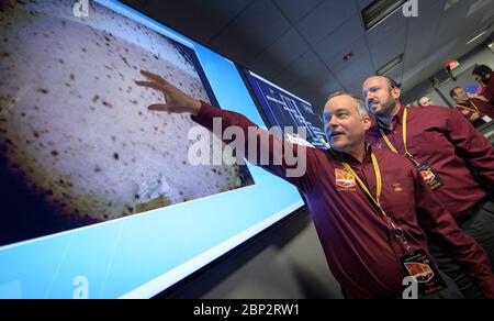 Mars Insight Landing Tom Hoffman, Insight Project Manager, NASA JPL reagiert auf das erste Bild, das vom Mars Insight Lander kurz nach Bestätigung einer erfolgreichen Landung auf der Marsoberfläche zu sehen ist, Montag, 26. November, 2018 im Mission Support-Bereich des Jet Propulsion Laboratory der NASA in Pasadena, Kalifornien. Insight, kurz für Innere Erkundung mit seismischen Untersuchungen, Geodäsie und Wärmetransport, ist ein Marslander, der den "inneren Raum" des Mars untersuchen soll: Seine Kruste, Mantel und Kern. Stockfoto