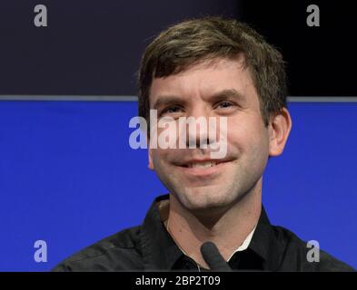 Mars Insight Post Landing Press Conference Andy Klesh, Marco Chief Engineer, NASA JPL, hält Bemerkungen während einer Mars Insight Post-Landing Press Conference, Montag, 26. November 2018 im Jet Propulsion Laboratory der NASA in Pasadena, Kalifornien. Insight, kurz für Innere Erkundung mit seismischen Untersuchungen, Geodäsie und Wärmetransport, ist ein Marslander, der den "inneren Raum" des Mars untersuchen soll: Seine Kruste, Mantel und Kern. Stockfoto