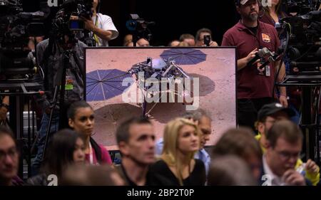 Mars Insight Post Landing Press Conference Animation, die die Platzierung der Mars Insight Instrumente zeigt, wird während einer Pressekonferenz nach der Landung am Montag, 26. November 2018 im Jet Propulsion Laboratory der NASA in Pasadena, Kalifornien, gespielt. Insight, kurz für Innere Erkundung mit seismischen Untersuchungen, Geodäsie und Wärmetransport, ist ein Marslander, der den "inneren Raum" des Mars untersuchen soll: Seine Kruste, Mantel und Kern. Stockfoto