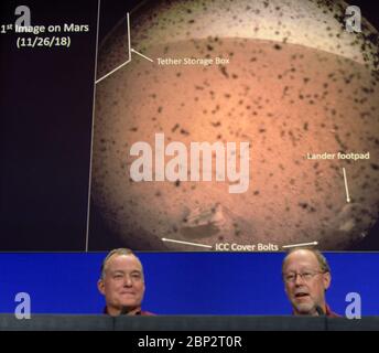 Mars Insight Post Landing Press Conference Tom Hoffman, Insight Project Manager, NASA JPL, Left, und Bruce Banerdt, Insight Principal Investigator, NASA JPL, beschreiben das erste Bild, das der Mars Insight Lander während einer Pressekonferenz nach der Landung am Montag, 26. November 2018 im Jet Propulsion Laboratory der NASA in Pasadena, Kalifornien, zurückgeschickt hat. Insight, kurz für Innere Erkundung mit seismischen Untersuchungen, Geodäsie und Wärmetransport, ist ein Marslander, der den "inneren Raum" des Mars untersuchen soll: Seine Kruste, Mantel und Kern. Stockfoto