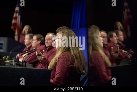 Mars Insight Post Landing Press Conference Elizabeth Barrett, Insight Instrument Operations Lead, NASA JPL, hält Bemerkungen während einer Mars Insight Post-Landing Press Conference, Montag, 26. November 2018 im Jet Propulsion Laboratory der NASA in Pasadena, Kalifornien. Insight, kurz für Innere Erkundung mit seismischen Untersuchungen, Geodäsie und Wärmetransport, ist ein Marslander, der den "inneren Raum" des Mars untersuchen soll: Seine Kruste, Mantel und Kern. Stockfoto