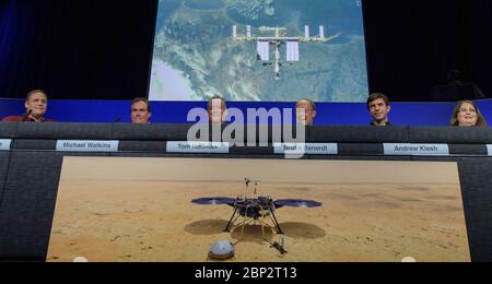 Mars Insight Post Landing Press Conference NASA Administrator Jim Bridenstine, links, JPL Direktor Michael Watkins, Insight Project Manager Tom Hoffman, Insight Principal Investigator Bruce Banerdt, Marco Chief Engineer Andy Klesh, Und Insight Instrument Operations leiten Elizabeth Barrett, hören Sie sich die Kommentare der Internationalen Raumstation-Crew während einer Mars Insight-Pressekonferenz nach der Landung an, Montag, 26. November 2018 im Jet Propulsion Laboratory der NASA in Pasadena, Kalifornien, an. Insight, kurz für Innere Erkundung mit seismischen Untersuchungen, Geodäsie und Wärmetransport, ist ein Mars l Stockfoto