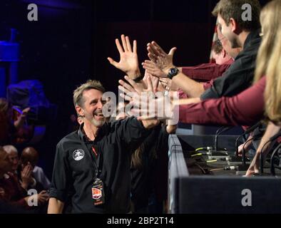 Mars Insight Post Landing Press Conference Mars Cube One und Mars Insight Team Mitglieder geben sich gegenseitig High Fives am Ende einer Mars Insight Post-Landing Pressekonferenz, Montag, 26. November 2018 im Jet Propulsion Laboratory der NASA in Pasadena, Kalifornien. Insight, kurz für Innere Erkundung mit seismischen Untersuchungen, Geodäsie und Wärmetransport, ist ein Marslander, der den "inneren Raum" des Mars untersuchen soll: Seine Kruste, Mantel und Kern. Stockfoto