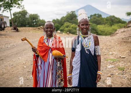 TANSANIA, MASAI DORF - JANUAR 2020: Portrait der Maasai Frauen im maasai Dorf Engare Sero an der Küste des Natron Sees in Maasailand Stockfoto