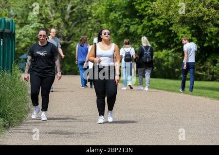 London, Großbritannien. Mai 2020. Menschen, die das warme Wetter in London während der COVID-19-Sperre genießen.die Regierung hat die Beschränkungen der Coronavirus-Sperre gelockert, um den Menschen zu ermöglichen, mehr Zeit draußen zu verbringen. Kredit: Steve Taylor/SOPA Images/ZUMA Wire/Alamy Live News Stockfoto