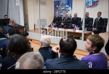 Expedition 55 State Commission Expedition 55 Hauptcrew-Mitglieder Ricky Arnold von der NASA, links, Oleg Artemijew von Roskosmos, zweiter von links, und Drew Feustel von der NASA, Mitte, sind mit den Backup-Crew-Mitgliedern Alexey Ovchinin von Roskosmos, zweiter von rechts, Und Nick Hague von der NASA, rechts, während der Sitzung der Staatskommission zur Genehmigung des Sojus-Starts der Expedition 55 zur Internationalen Raumstation, Dienstag, 20. März 2018. Arnold, Artemijew und Feustel sollen am Mittwoch, den 21. März, mit der Sojus MS-08-Raumsonde zur Internationalen Raumstation starten. Stockfoto