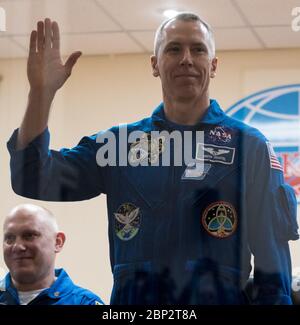 Expedition 55 Pressekonferenz Expedition 55 Flugingenieur Drew Feustel wird in Quarantäne, hinter Glas, während einer Pressekonferenz am Dienstag, 20. März 2018 im Kosmonauten-Hotel in Baikonur, Kasachstan, gesehen. Feustel, Sojus-Kommandant Oleg Artemijew von Roskosmos und Flugingenieur Ricky Arnold von der NASA sollen am Mittwoch, den 21. März, an Bord der Sojus MS-08-Raumsonde zur Internationalen Raumstation starten. Stockfoto