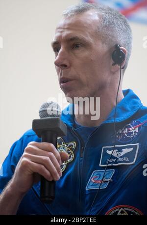 Expedition 55 Pressekonferenz Expedition 55 Flugingenieur Drew Feustel von der NASA beantwortet eine Frage während einer Pressekonferenz am Dienstag, 20. März 2018 im Kosmonauten-Hotel in Baikonur, Kasachstan. Feustel, Sojus-Kommandant Oleg Artemijew von Roskosmos und Flugingenieur Ricky Arnold von der NASA sollen am Mittwoch, den 21. März, an Bord der Sojus MS-08-Raumsonde zur Internationalen Raumstation starten. Stockfoto