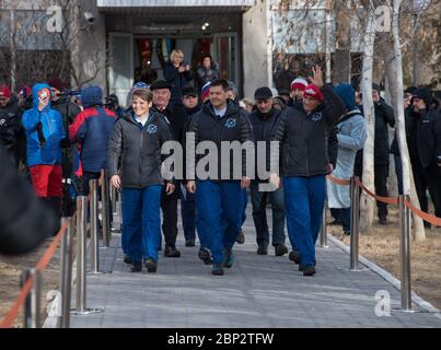 Expedition 58 Abflug-Welle Expedition 58 Besatzungsmitglieder, Flugingenieurin Anne McClain von der NASA, links, Sojus-Kommandant Oleg Kononenko von Roskosmos, Mitte, Und der Flugingenieur David Saint-Jacques von der Canadian Space Agency (CSA), rechts, verabschiedet sich von Familie und Freunden, als sie das Kosmonauten-Hotel verlassen, um sich für ihren Sojus-Start zur Internationalen Raumstation am Montag, 3. Dezember 2018 in Baikonur, Kasachstan, zu entschließen. Der Start der Sojus-Rakete ist für den 3. Dezember geplant und wird Kononenko, McClain und Saint-Jacques auf einer sechseinhalb-monatigen Mission an Bord des Internationalen Raumfahrtzeuges schicken Stockfoto