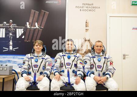 Am 31. Dezember 2018 wurden die Besatzungsmitglieder der Expedition 58, darunter Anne McClain der NASA, Oleg Kononenko von Roscosmos und David Saint-Jacques der kanadischen Raumfahrtbehörde, in Baikonur, Kasachstan, einer Druckkontrolle unterzogen, bevor sie an Bord eines Sojus-Raumschiffs zur Internationalen Raumstation starteten. Stockfoto