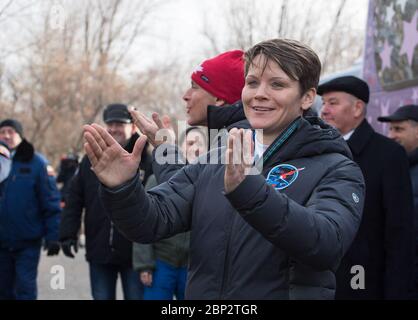 Die NASA-Astronautin Anne McClain begrüßt Familie und Freunde, bevor sie das Cosmonaut Hotel in Baikonur, Kasachstan, für ihren Sojus-Start am 3. Dezember 2018 verlässt. McClain, David Saint-Jacques von CSA und Oleg Kononenko von Roscosmos, sollte sich auf eine sechsmonatige Mission an Bord der Internationalen Raumstation begeben. Stockfoto