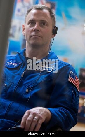 Expedition 55 Pressekonferenz Expedition 55-Backup-Crew-Mitglied Nick Hague von der NASA wird in Quarantäne, hinter Glas, während einer Pressekonferenz am Dienstag, 20. März 2018 im Kosmonauten-Hotel in Baikonur, Kasachstan, gesehen. Expedition 55 Sojus-Kommandant Oleg Artemijew aus Roskosmos, Flugingenieur Ricky Arnold und Flugingenieur Drew Feustel von der NASA sollen am Mittwoch, den 21. März, an Bord der Sojus MS-08-Raumsonde zur Internationalen Raumstation starten. Stockfoto