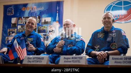 Expedition 55 Pressekonferenz Expedition 55 die Hauptcrew-Mitglieder Ricky Arnold von der NASA, links, Oleg Artemijew von Roskosmos, Mitte, und Drew Feustel von der NASA, rechts, werden in Quarantäne, hinter Glas, während einer Pressekonferenz am Dienstag, 20. März 2018 im Kosmonauten-Hotel in Baikonur, Kasachstan, gesehen. Expedition 55 Sojus-Kommandant Oleg Artemijew von Roskosmos, Ricky Arnold und Drew Feustel von der NASA sollen am Mittwoch, den 21. März, an Bord der Sojus MS-08-Raumsonde zur Internationalen Raumstation starten. Stockfoto