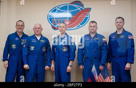 Expedition 55 Pressekonferenz Expedition 55 Hauptcrew-Mitglieder Ricky Arnold von der NASA, links, Oleg Artemijew von Roskosmos, zweiter von links, und Drew Feustel von der NASA, Mitte, Pose für ein Bild mit den Backup-Crew-Mitgliedern Alexey Ovchinin von Roskosmos, zweiter von rechts, Und Nick Hague von der NASA, rechts, am Ende einer Pressekonferenz, Dienstag, 20. März 2018 im Kosmonauten-Hotel in Baikonur, Kasachstan. Arnold, Artemijew und Feustel sollen am Mittwoch, den 21. März, mit der Sojus MS-08-Raumsonde zur Internationalen Raumstation starten. Stockfoto