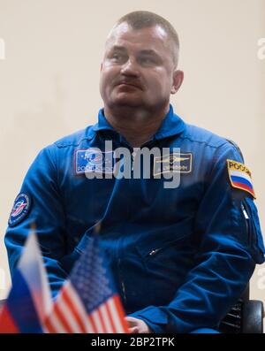 Expedition 55 Pressekonferenz Expedition 55-Backup-Crew-Mitglied Alexey Ovchinin von Roskosmos wird in Quarantäne, hinter Glas, während einer Pressekonferenz am Dienstag, 20. März 2018 im Kosmonauten-Hotel in Baikonur, Kasachstan, gesehen. Expedition 55 Sojus-Kommandant Oleg Artemijew aus Roskosmos, Flugingenieur Ricky Arnold und Flugingenieur Drew Feustel von der NASA sollen am Mittwoch, den 21. März, an Bord der Sojus MS-08-Raumsonde zur Internationalen Raumstation starten. Stockfoto