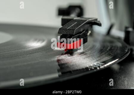 Drehteller Stylus Makro Detail, Nadel Lesen der Vinyl. Old Record Player Stylus auf einer rotierenden Disc, vintage. Stockfoto
