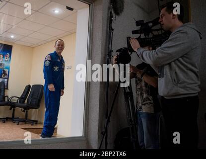 Expedition 55 Pressekonferenz Expedition 55 Flugingenieur Ricky Arnold von der NASA ist am Ende einer Pressekonferenz am Dienstag, 20. März 2018 im Kosmonauten-Hotel in Baikonur, Kasachstan zu sehen. Arnold, Sojus-Kommandant Oleg Artemijew von Roskosmos, und Flugingenieur Drew Feustel von der NASA sollen am Mittwoch, den 21. März, an Bord der Sojus MS-08-Raumsonde zur Internationalen Raumstation starten. Stockfoto