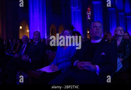 Spirit of Apollo - 50. Jahrestag von Apollo 8 Apollo 8 Astronaut Jim Lovell, links, NASA Administrator Jim Bridenstine, zweite von links, Ellen Stofan, Direktorin des Smithsonian's National Air and Space Museum, zweite von rechts, und Reverend Randy Hollerith, Dekan der Washington National Cathedral, Werden Sie gesehen, wie sie ein Video über die Apollo 8 Mission während des Smithsonian National Air and Space Museum's Spirit of Apollo Veranstaltung zum 50. Jahrestag von Apollo 8, Dienstag, 11. Dezember 2018 in der Washington National Cathedral in Washington, DC, sehen. Apollo 8 war der Menschheit Stockfoto