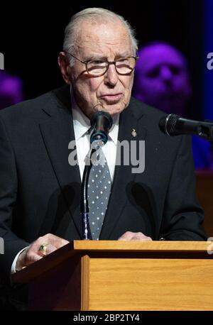 Geist von Apollo - 50. Jahrestag von Apollo 8 Apollo 8 Astronaut Jim Lovell spricht während des Smithsonian National Air and Space Museum's Geist von Apollo Veranstaltung zum 50. Jahrestag von Apollo 8, Dienstag, 11. Dezember 2018 in der Washington National Cathedral in Washington, DC. Apollo 8 war die erste Reise der Menschheit in eine andere Welt, die die Astronauten Frank Borman, Jim Lovell und William anders im Dezember 1968 zum Mond und zurück nahm. Stockfoto