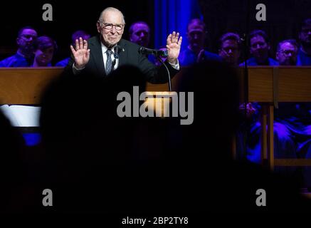 Geist von Apollo - 50. Jahrestag von Apollo 8 Apollo 8 Astronaut Jim Lovell bestätigt eine Angabe Ovation nach der Einführung während der Smithsonian National Air and Space Museum's Spirit of Apollo Veranstaltung zum 50. Jahrestag von Apollo 8, Dienstag, 11. Dezember, 2018 in der Washington National Cathedral in Washington, DC. Apollo 8 war die erste Reise der Menschheit in eine andere Welt, die die Astronauten Frank Borman, Jim Lovell und William anders im Dezember 1968 zum Mond und zurück nahm. Stockfoto