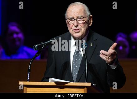 Geist von Apollo - 50. Jahrestag von Apollo 8 Apollo 8 Astronaut Jim Lovell spricht während des Smithsonian National Air and Space Museum's Geist von Apollo Veranstaltung zum 50. Jahrestag von Apollo 8, Dienstag, 11. Dezember 2018 in der Washington National Cathedral in Washington, DC. Apollo 8 war die erste Reise der Menschheit in eine andere Welt, die die Astronauten Frank Borman, Jim Lovell und William anders im Dezember 1968 zum Mond und zurück nahm. Stockfoto