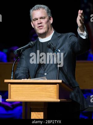 Geist von Apollo - 50. Jahrestag von Apollo 8 der Reverend Randy Hollerith, Dekan der Washington National Cathedral, spricht zu Beginn der Veranstaltung des Smithsonian National Air and Space Museum's Geist von Apollo zum 50. Jahrestag von Apollo 8, Dienstag, 11. Dezember, 2018 in der Washington National Cathedral in Washington, DC. Apollo 8 war die erste Reise der Menschheit in eine andere Welt, die die Astronauten Frank Borman, Jim Lovell und William anders im Dezember 1968 zum Mond und zurück nahm. Stockfoto