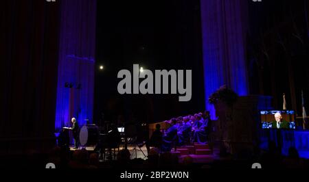 Geist von Apollo - 50. Jahrestag von Apollo 8 Apollo 8 Astronaut Jim Lovell spricht während des Smithsonian National Air and Space Museum's Geist von Apollo Veranstaltung zum 50. Jahrestag von Apollo 8, Dienstag, 11. Dezember 2018 in der Washington National Cathedral in Washington, DC. Apollo 8 war die erste Reise der Menschheit in eine andere Welt, die die Astronauten Frank Borman, Jim Lovell und William anders im Dezember 1968 zum Mond und zurück nahm. Stockfoto