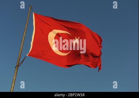 Türkische Flagge gegen einen blauen Himmel Stockfoto