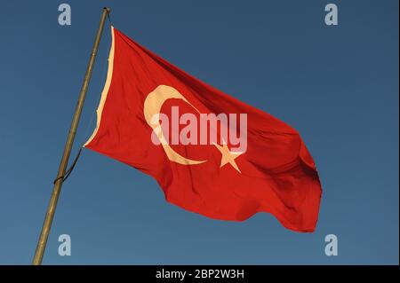 Türkische Flagge gegen einen blauen Himmel Stockfoto