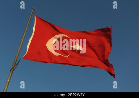 Türkische Flagge gegen einen blauen Himmel Stockfoto