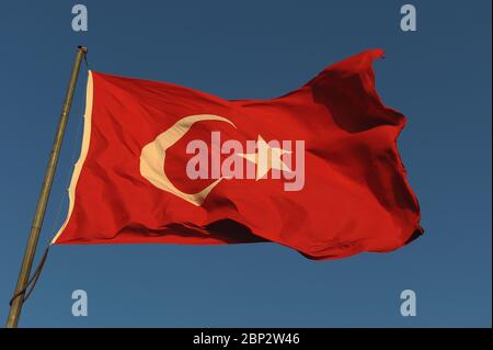 Türkische Flagge gegen einen blauen Himmel Stockfoto