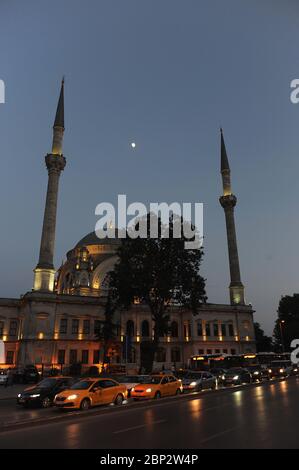 Blick auf die Dolmabahce Moschee am Abend in Istanbul, Türkei. Stockfoto