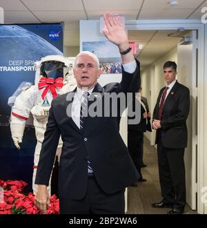Am 12. Dezember 2018 besuchte Vizepräsident Mike Pence das NASA-Hauptquartier in Washington, D.C., um mit der NASA-Führung über den Fortschritt der Weltraumrichtlinie 1 (SPD-1) zu diskutieren. Er wurde gesehen, wie er sich nach seinem Treffen mit NASA-Mitarbeitern verabschiedete. Stockfoto