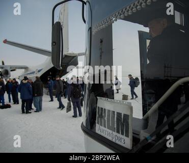 Expedition 57 Landevorbereitungen NASA, ESA, Roskosmos und russische Search and Recovery Forces kommen in Zhezkazgan, Kasachstan vor der Landung der Expedition 57 Besatzungsmitglieder Serena Auñón-Kanzler der NASA, Alexander Gerst von der ESA (Europäische Weltraumorganisation) und Sergey Prokopyev von Roskosmos. Mittwoch, 19. Dezember 2018. Auñón-Kanzler Gerst und Prokopjew kehren nach 197 Tagen im All zurück, wo sie als Mitglieder der Expedition 56 und 57 Besatzungen an Bord der Internationalen Raumstation dienten. Stockfoto