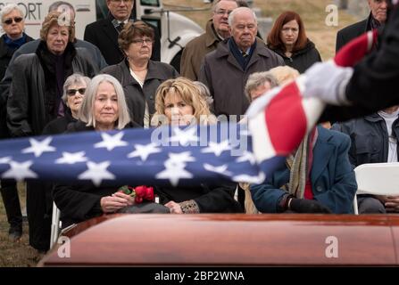 Bruce McCandless Funeral Service Familie und Freunde beobachten, wie die Flagge, die den Sarg des ehemaligen NASA-Astronauten Captain Bruce McCandless II, USN (ausgeschieden) drapiert, während seines Interment-Dienstes am Dienstag, 16. Januar 2018 auf dem United States Naval Academy Cemetery in Annapolis, Maryland, gefaltet wird. Stockfoto