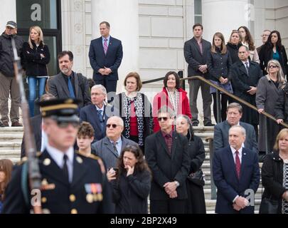 Tag der Erinnerung NASA-Mitarbeiter beobachten die Veränderung des Wachrituals, bevor ein Kranz am Grab der Unbekannten von NASA-Administrator Jim Bridenstine im Rahmen des NASA-Gedenktages, Donnerstag, 7. Februar 2019, auf dem Arlington National Cemetery in Arlington, gelegt wird. Va. die Kränze wurden in Erinnerung an jene Männer und Frauen gelegt, die ihr Leben auf der Suche nach Weltraumforschung verloren. Stockfoto