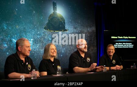 New Horizons Ultima Thule Flyby New Horizons Principal Investigator Alan Stern vom Southwest Research Institute (SwRI), Boulder, CO, links, New Horizons Mission Operations Manager Alice Bowman vom Johns Hopkins University Applied Physics Laboratory, zweite von links, New Horizons Mission Systems Engineer Chris Hersman vom Johns Hopkins University Applied Physics Laboratory, zweiter von rechts, und New Horizons Project Scientist Hal Weaver vom Johns Hopkins University Applied Physics Laboratory, rechts, nehmen an einer Pressekonferenz Teil, nachdem das Team die Bestätigung vom Ne erhalten hat Stockfoto